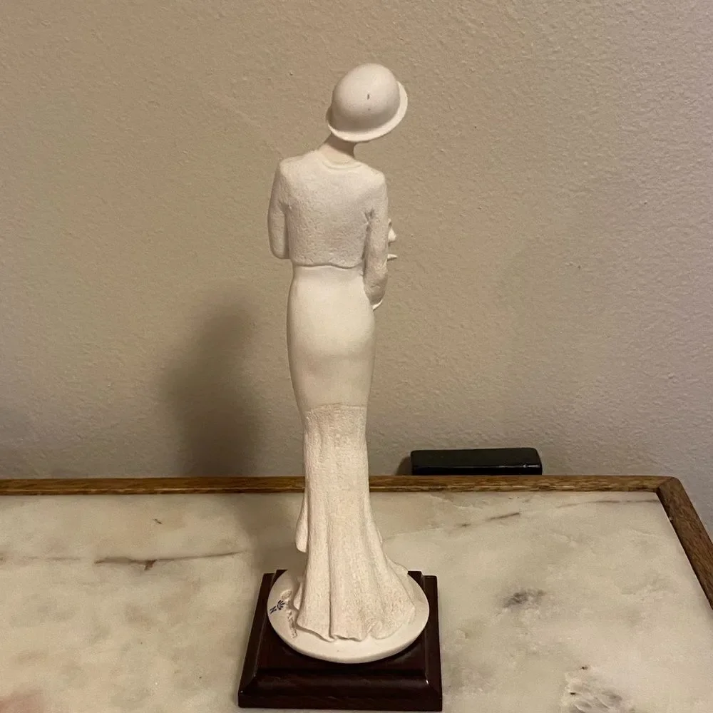 Capodimonte Giuseppe Armani Florence Italy “lady with flowers “ porcelain figure - Picture 8 of 14